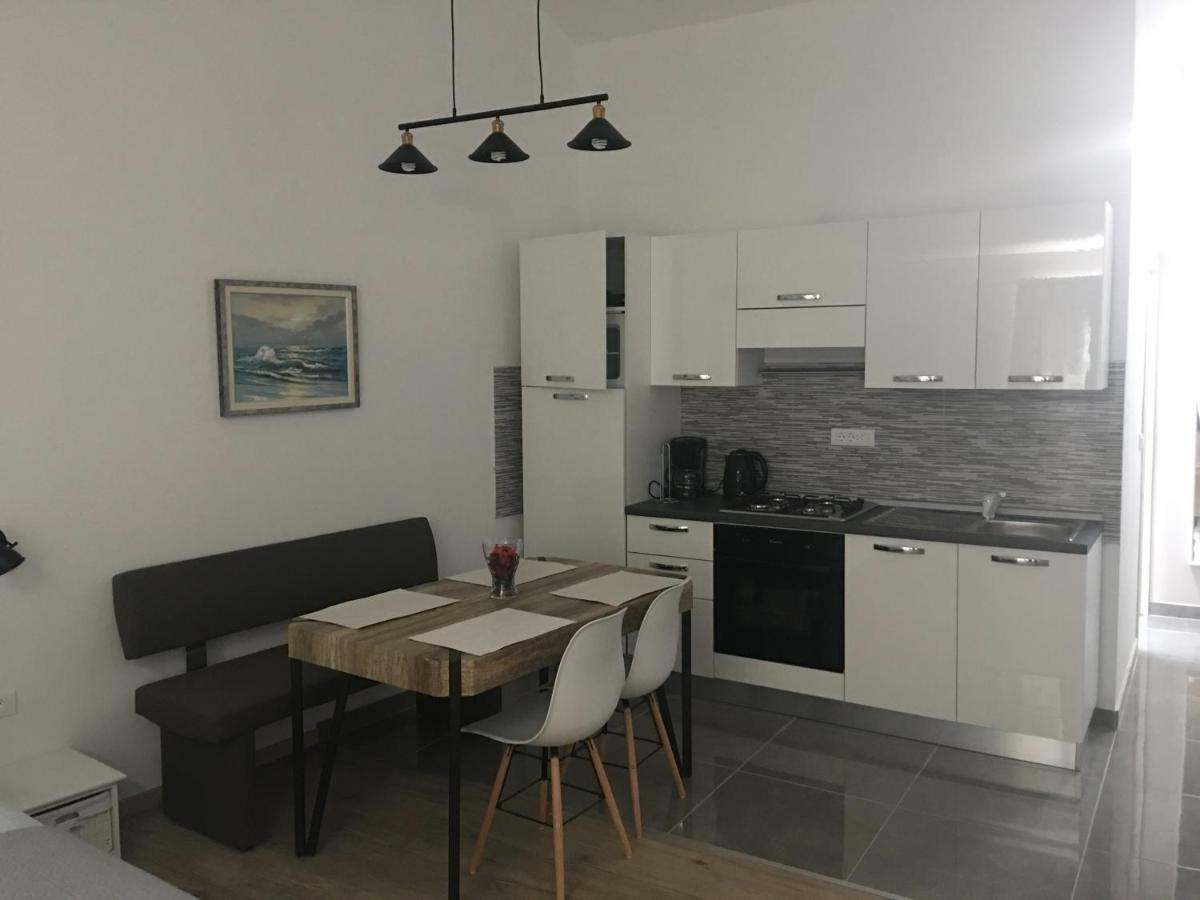 Апартаменты Studio Apartman Dado Бале Экстерьер фото