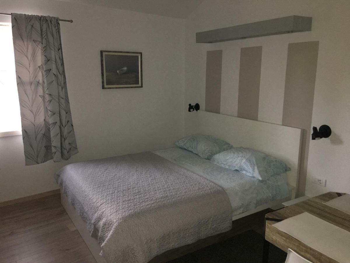 Апартаменты Studio Apartman Dado Бале Экстерьер фото